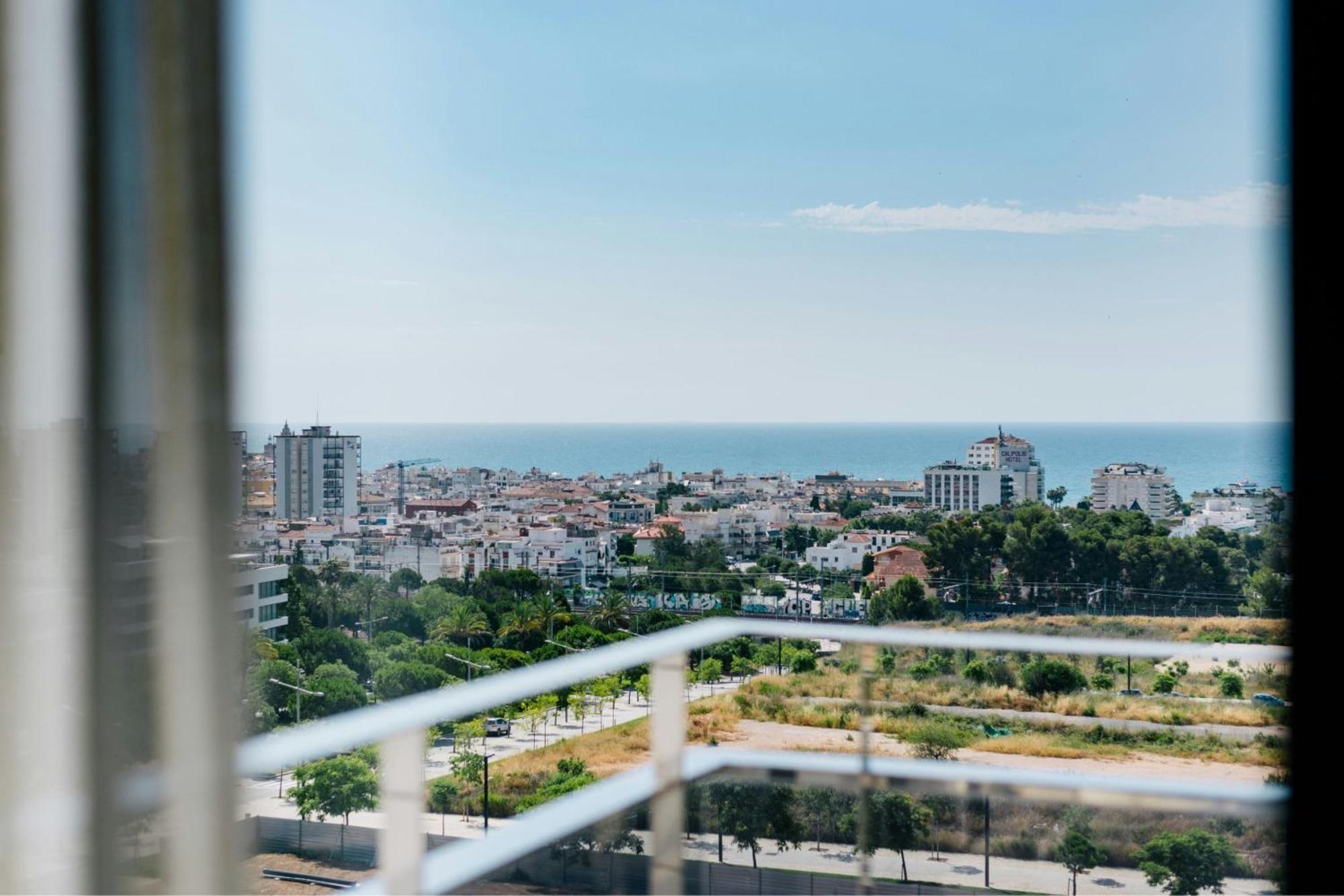 One-Bedroom Deluxe Queen Suite Partial Sea View