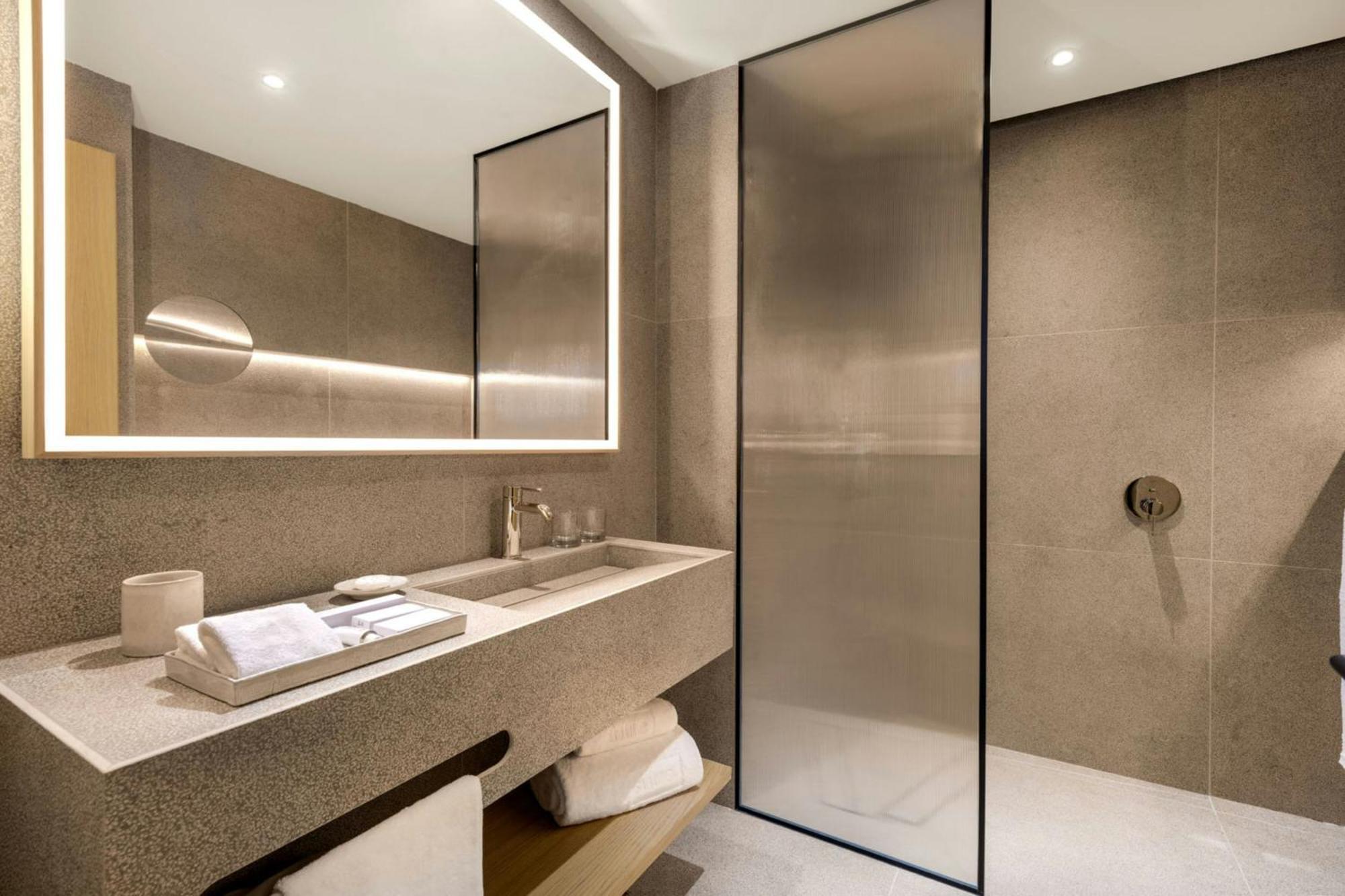 One-Bedroom Deluxe Queen Suite Partial Sea View