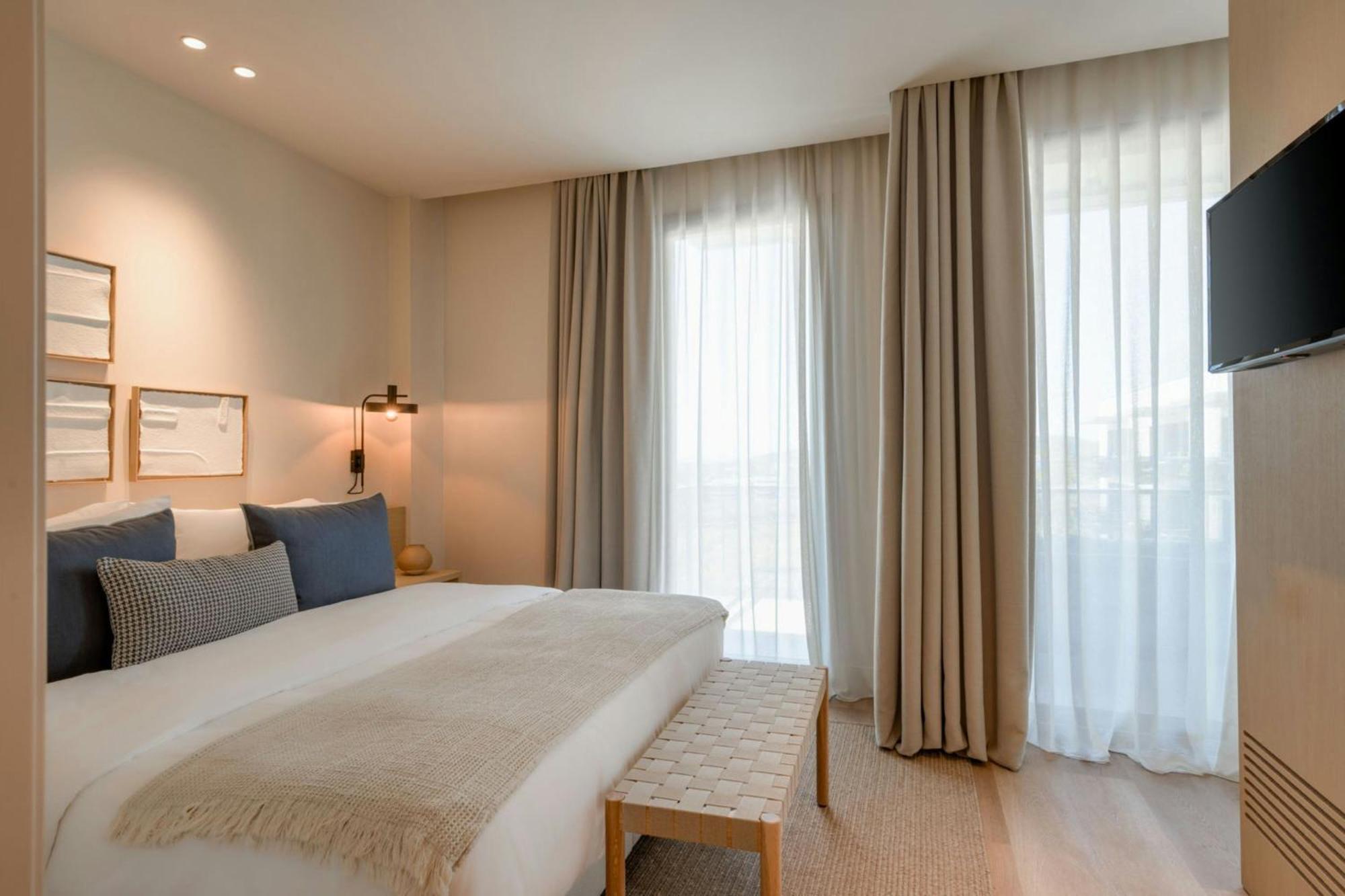 One-Bedroom Queen Suite Balcony Sea View