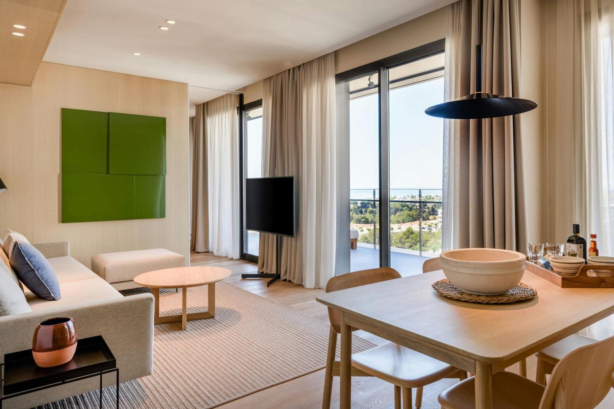 One-Bedroom Queen Suite Balcony Sea View