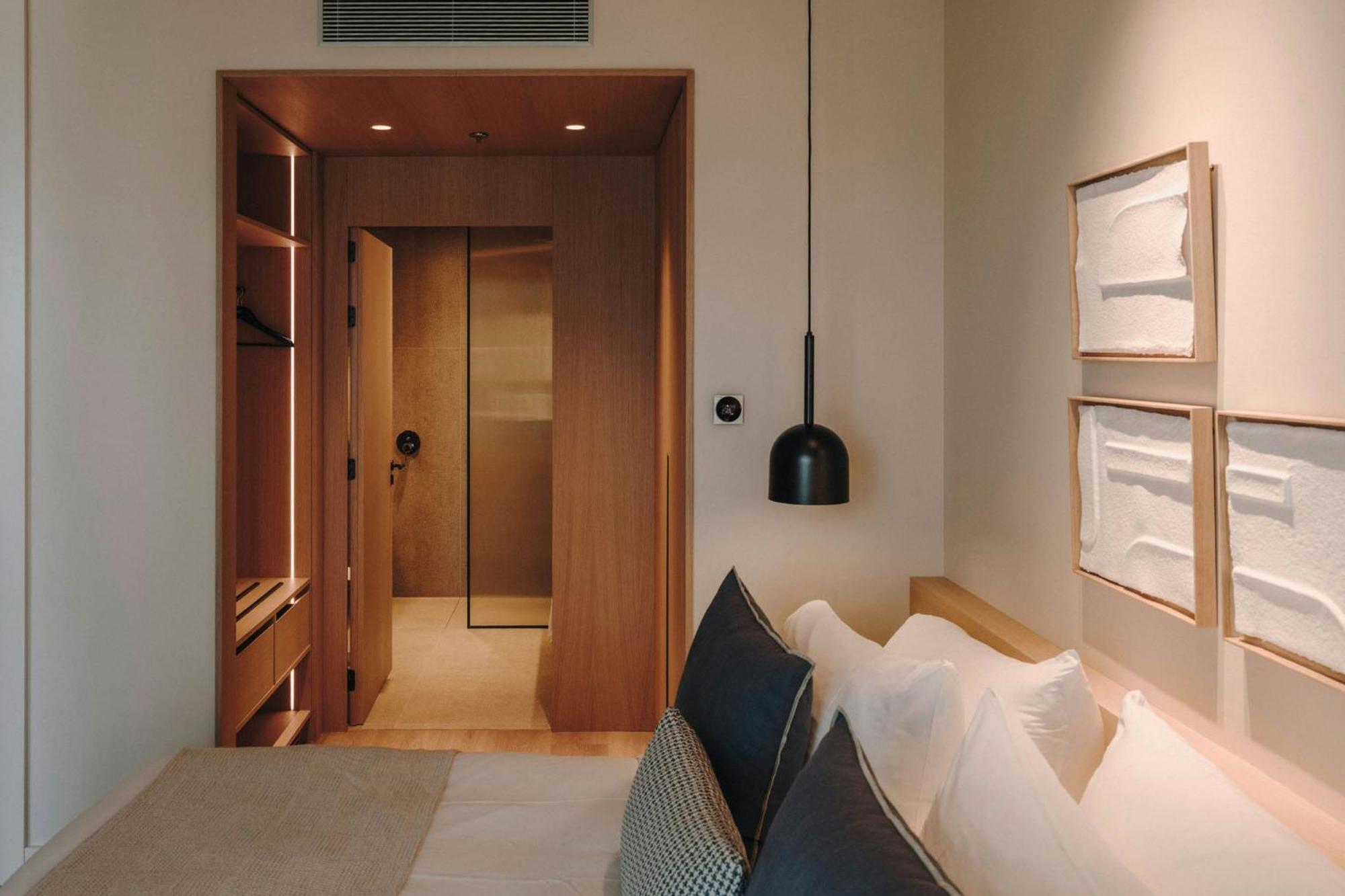 One-Bedroom Junior Queen Suite Mountain View