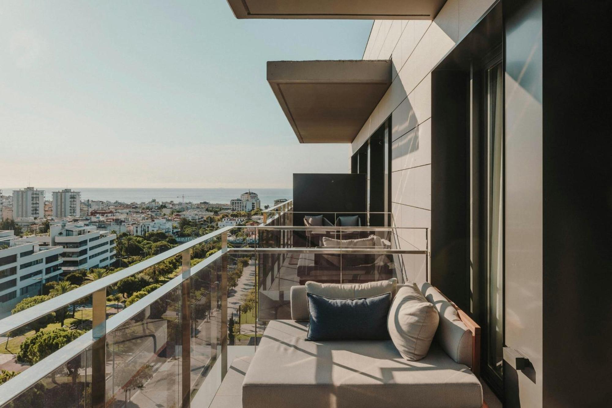 One-Bedroom Junior Queen Suite Mountain View