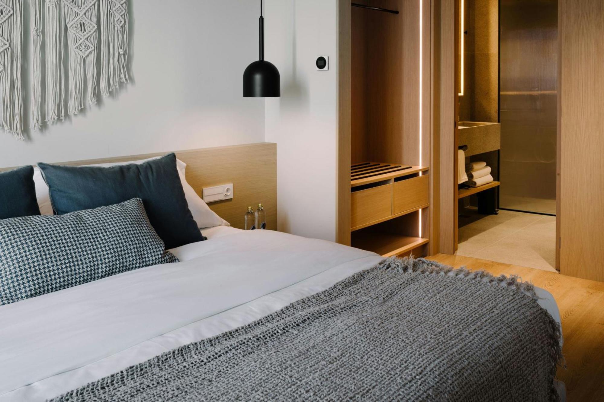 One-Bedroom Deluxe Queen Suite Partial Sea View
