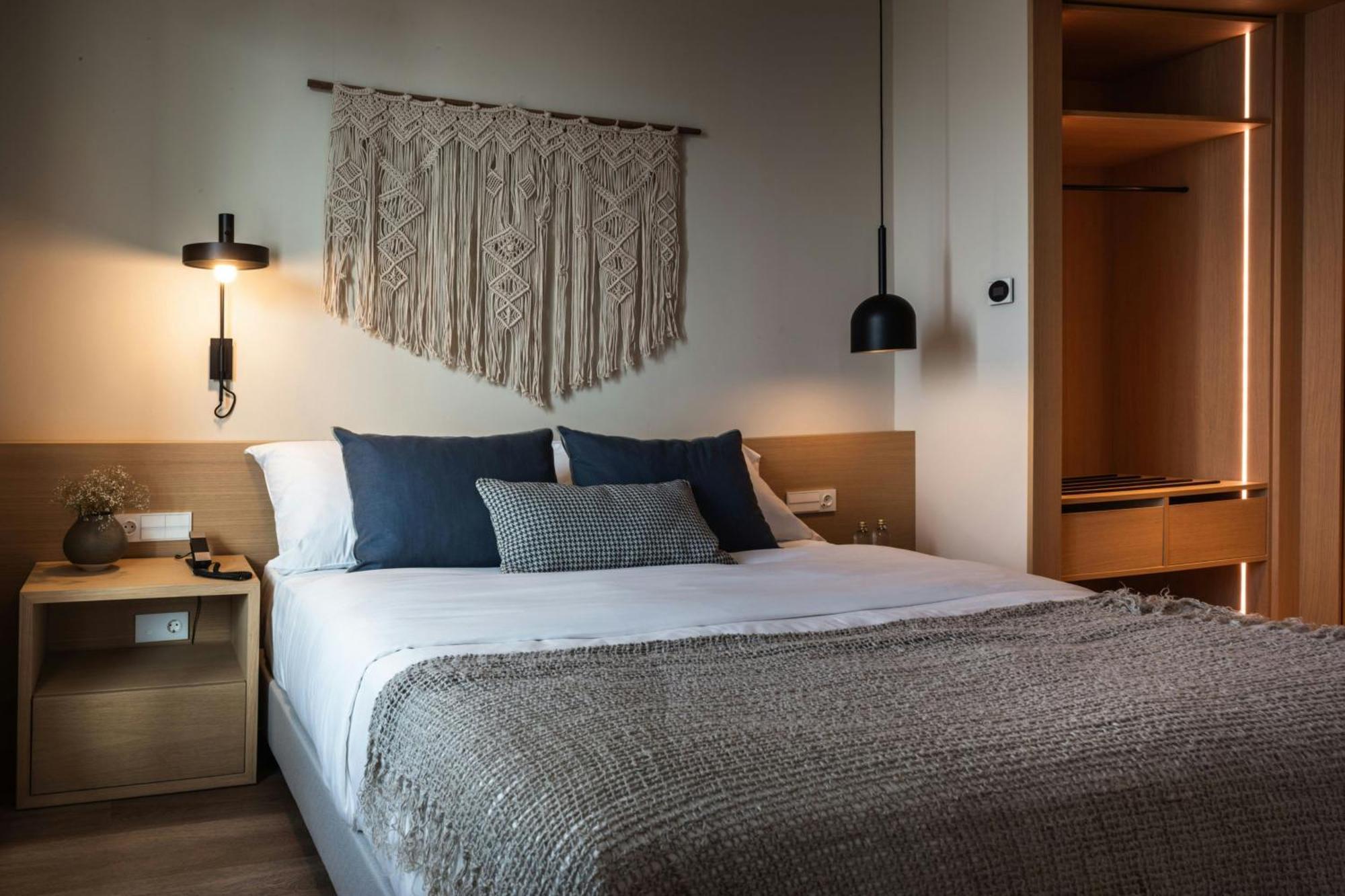 One-Bedroom Junior Queen Suite Mountain View